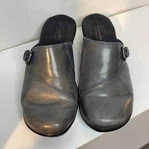 Clarks Gray Clogs :: Size 6